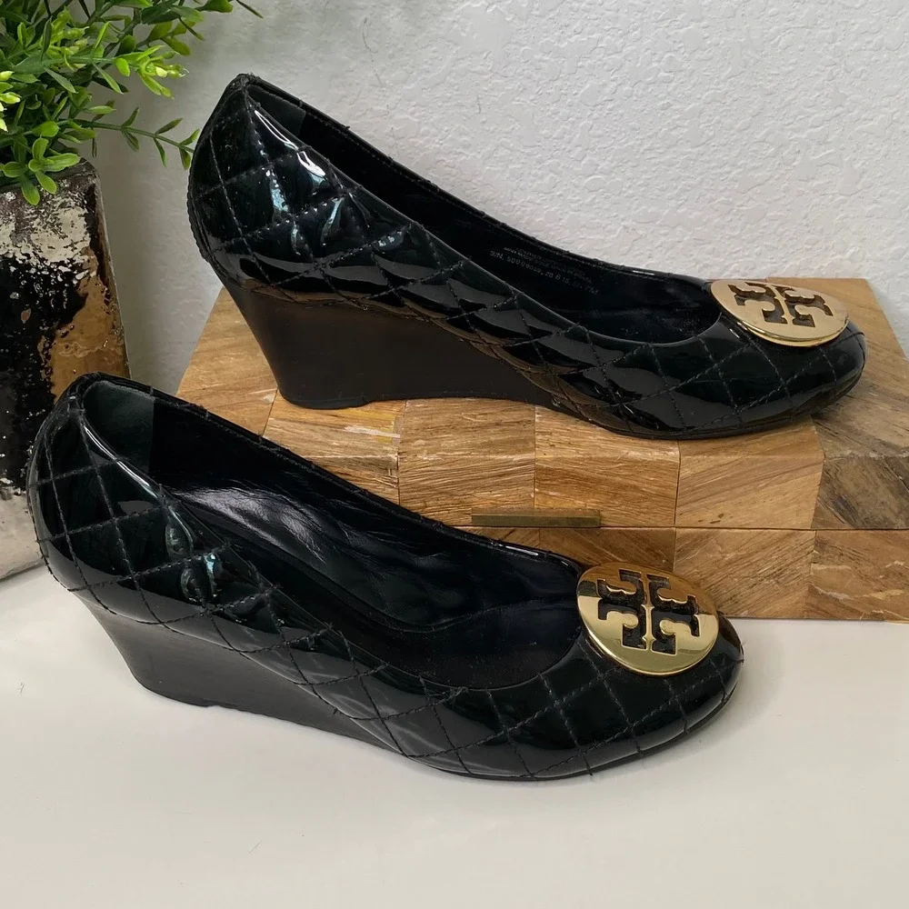 Tory Burch Black Patent Leather Quilted Wedge Heel Pumps Gold Logo Designer SZ 7